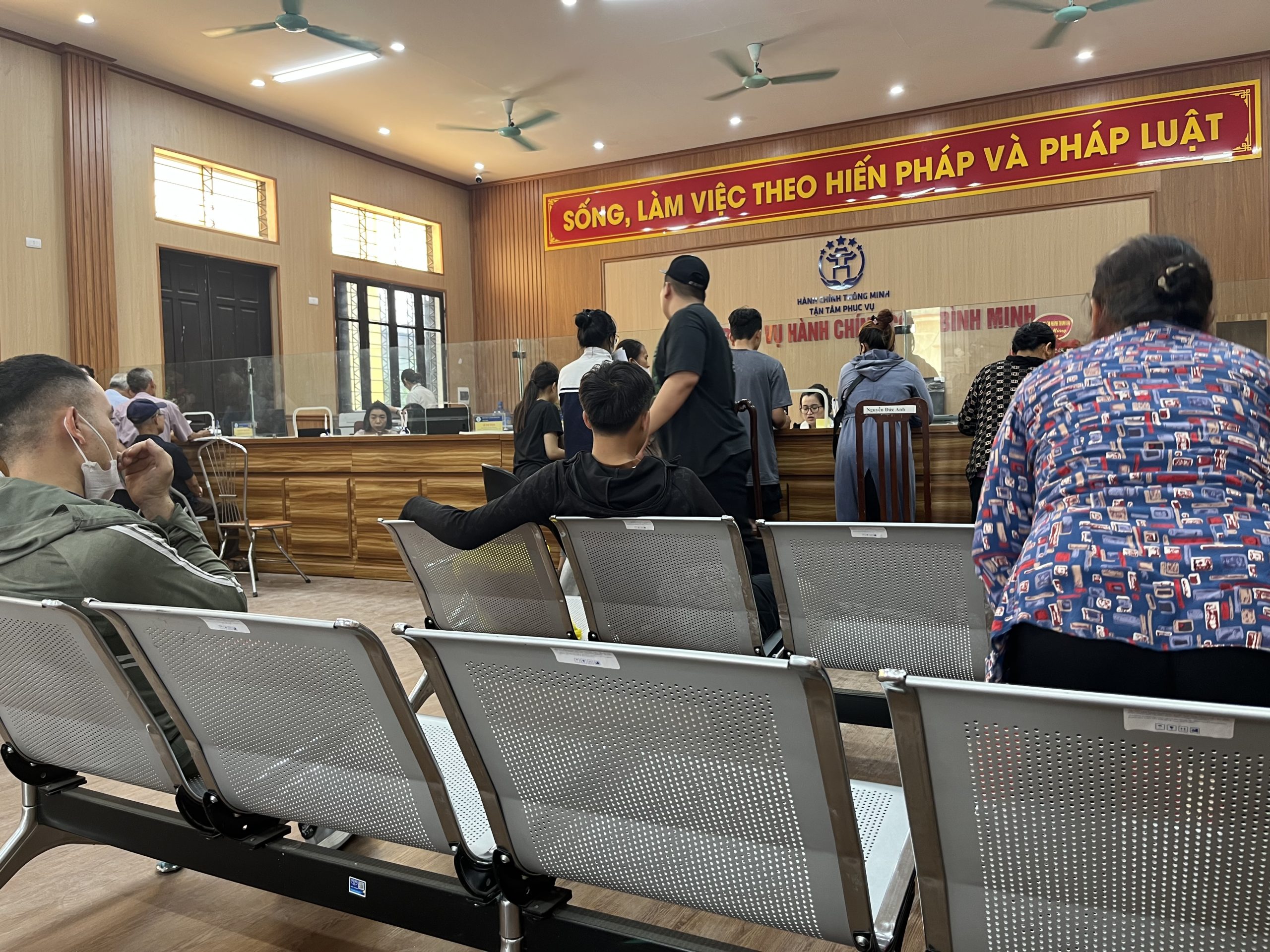 Nộp hồ sơ đăng ký kết hôn và nhận kết quả